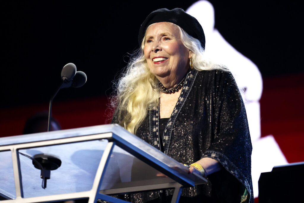 watch-joni-mitchell-surprise-newport-folk-festival-with-her-first-full-set-in-over-20-years