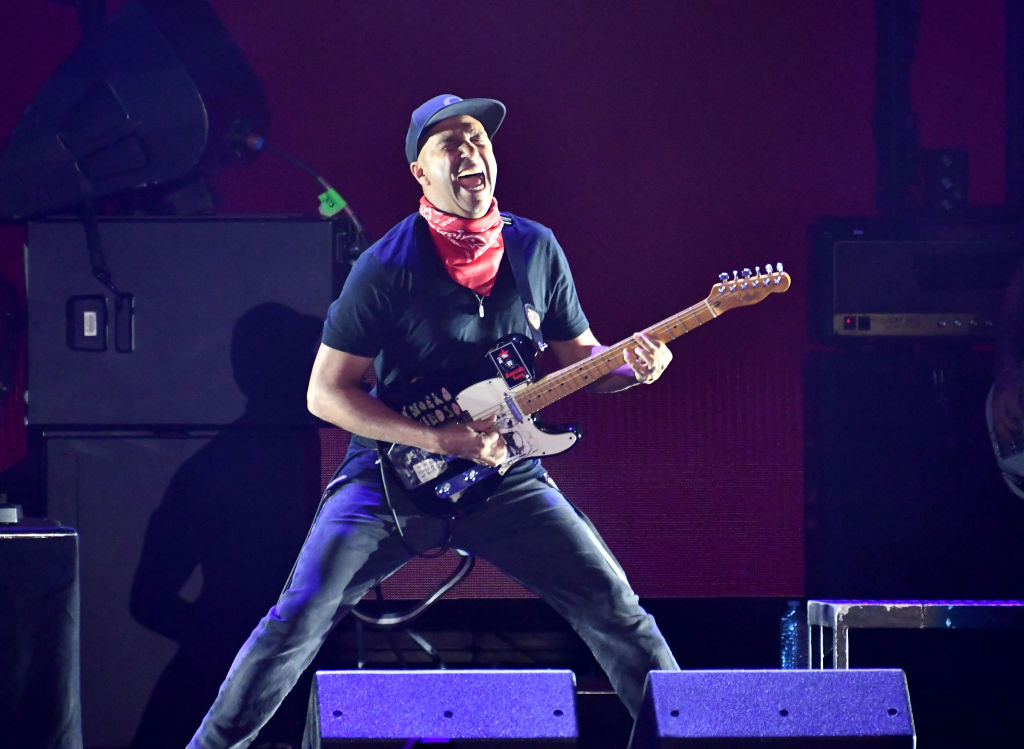 tom-morello-accidentally-tackled-by-security-during-rage-against-the-machine’s-toronto-show