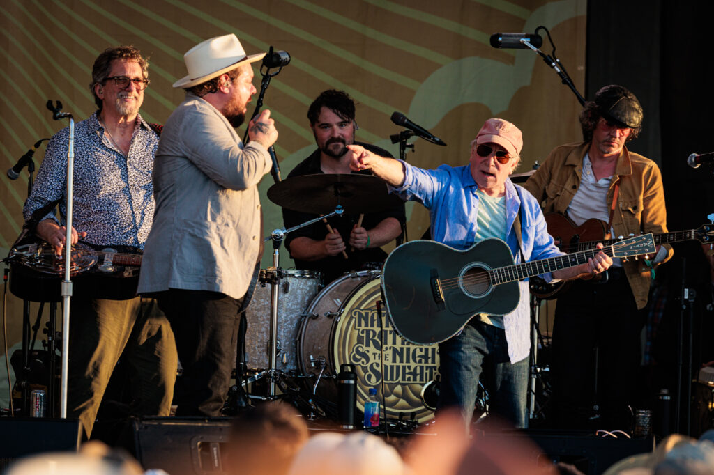 watch-paul-simon-surprise-newport-folk-festival-during-tribute-set