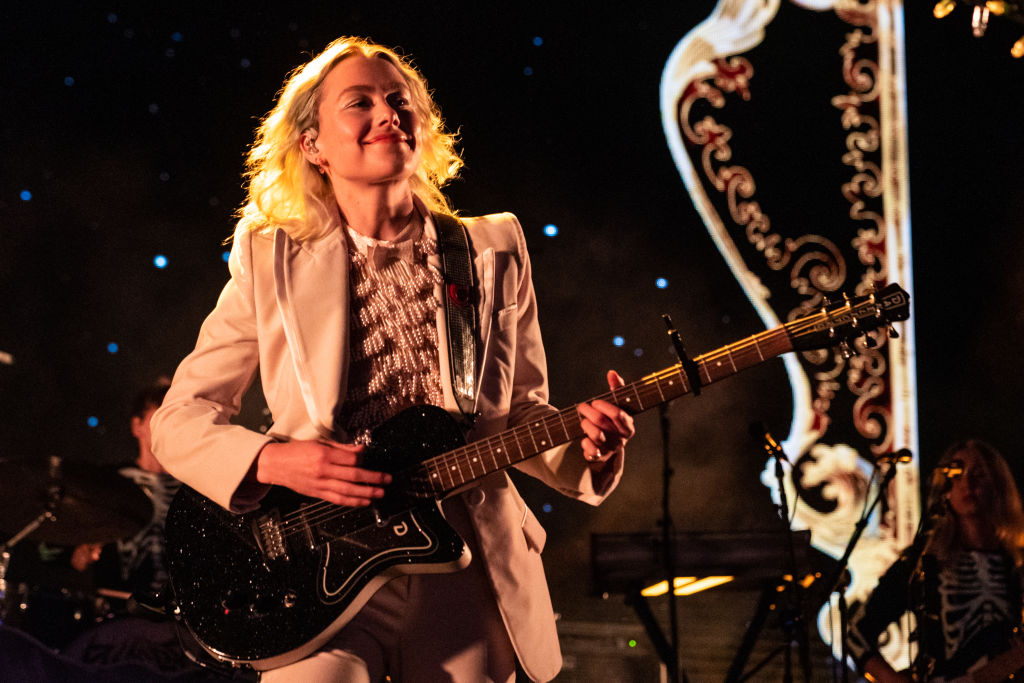 watch-the-1975’s-matty-healy-scream-‘i-know-the-end’-with-phoebe-bridgers