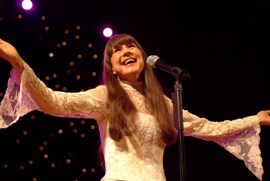 judith-durham,-australian-folk-icon-who-sang-with-the-seekers,-dead-at-79