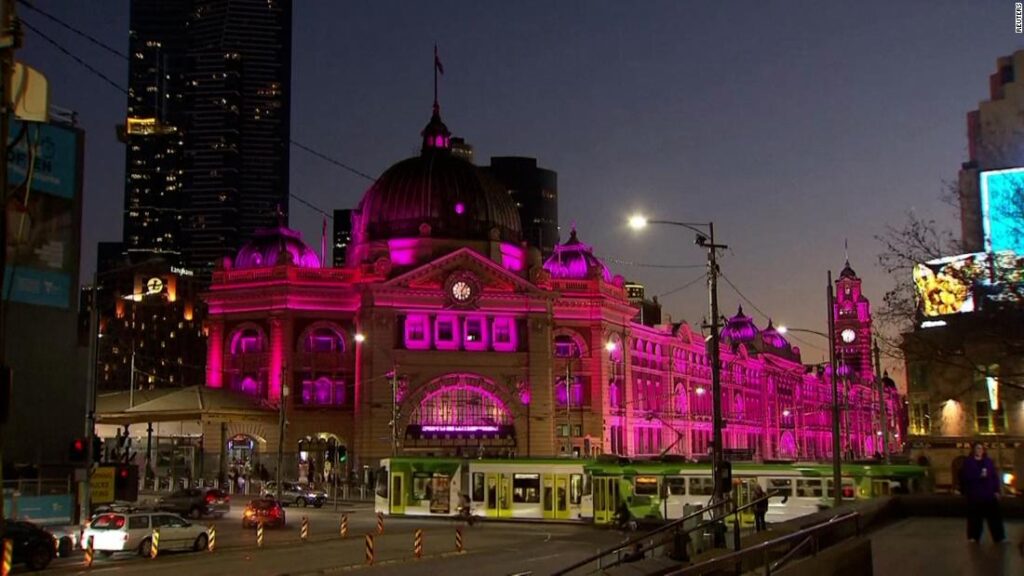 australian-landmarks-glow-pink-to-honor-olivia-newton-john