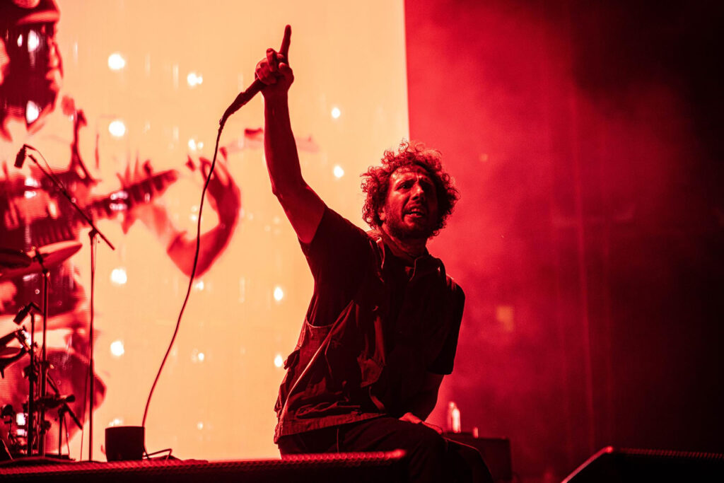 rage-against-the-machine-cancel-european-tour-due-to-zack-de-la-rocha’s-leg-injury