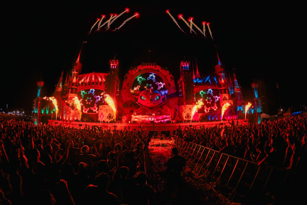 stage-collapse-at-spain-edm-festival-kills-one-person,-injures-dozens