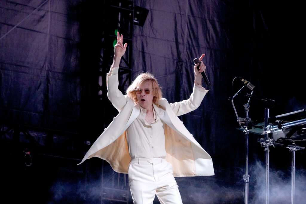 beck-corrals-an-impromptu-yacht-rock-cover-band-with-tenacious-d,-dave-grohl