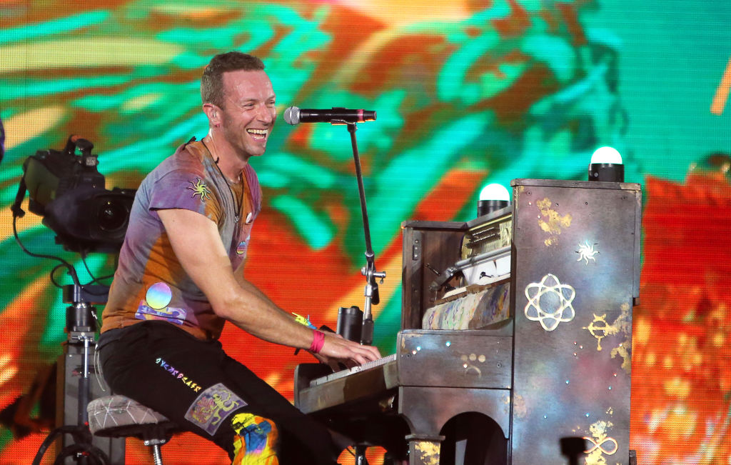 watch-coldplay-cover-kate-bush’s-‘running-up-that-hill’-with-steve-coogan-at-london-show