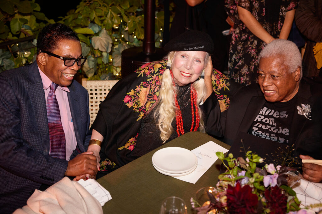 joni-mitchell-got-an-honorary-doctorate-from-berklee-college-of-music-—-and-a-matching-‘dr.-joni’-beret