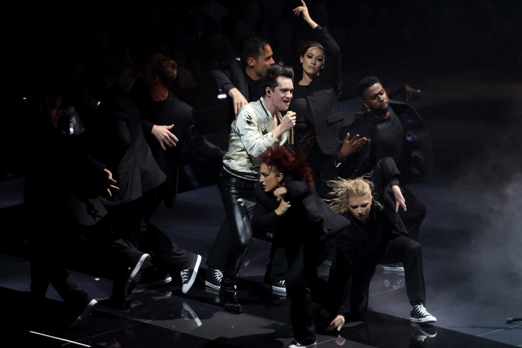 panic!-at-the-disco-showcase-new-single-‘middle-of-a-breakup’-in-dramatic-vmas-performance
