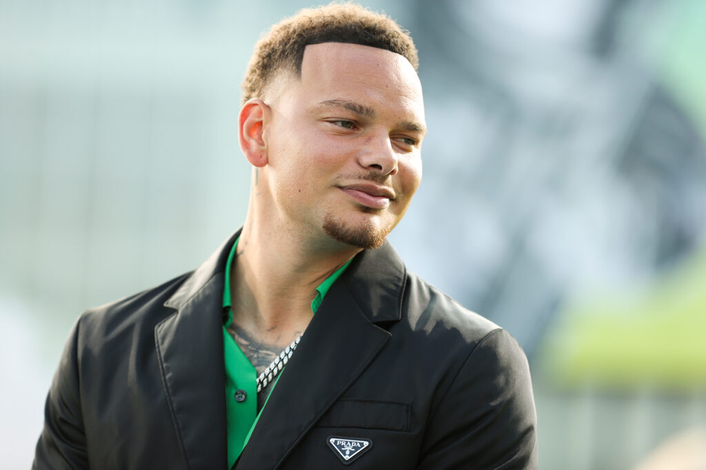 kane-brown-delivers-lakeside-performance-of-‘grand’-at-2022-vmas