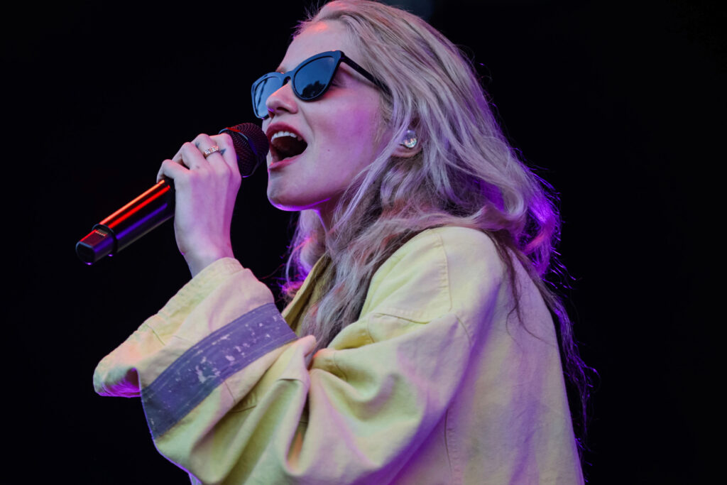sky-ferreira-on-skirting-‘sexist’-music-industry-machinations:-‘i’m-not-manufactured’