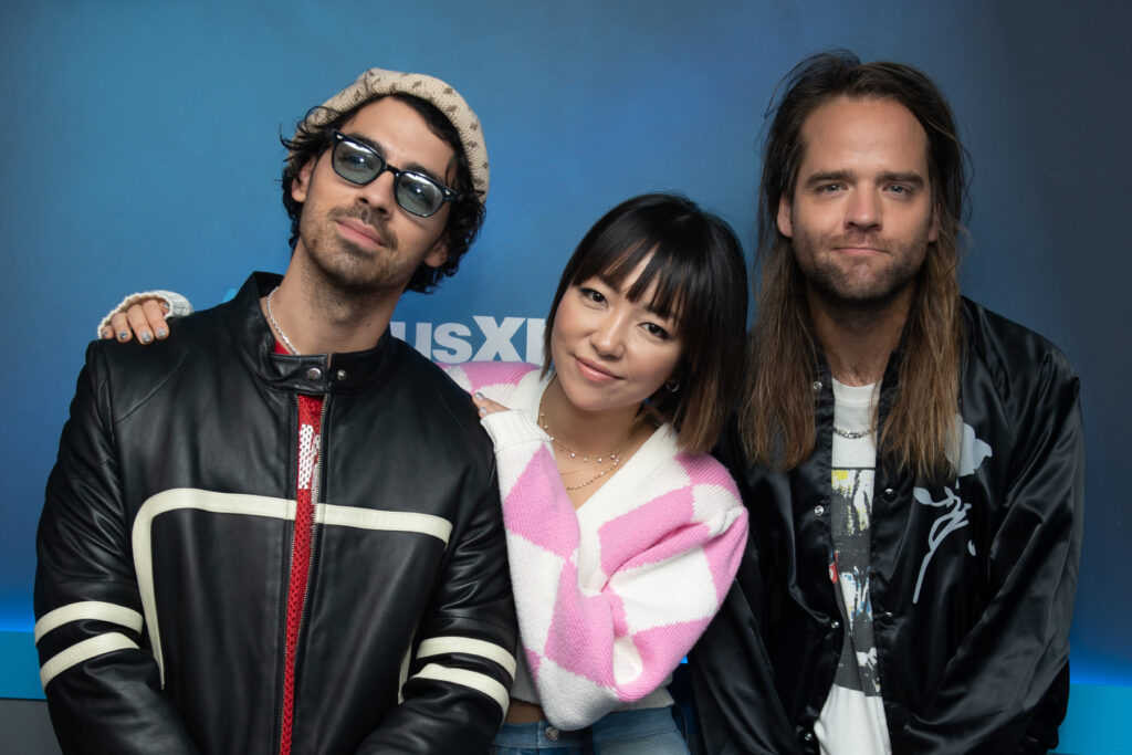 joe-jonas-honors-a-fellow-disney-channel-icon-with-dnce-cover-of-hilary-duff’s-‘come-clean’