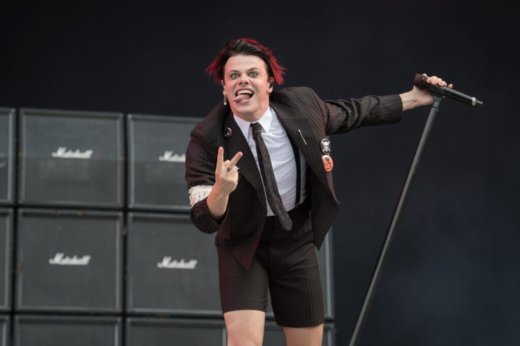 yungblud-struts-his-stuff-in-music-video-for-‘tissues’
