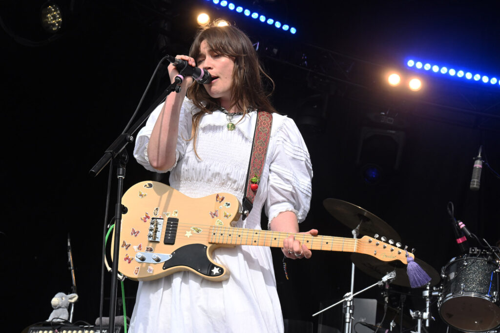 watch-wet-leg-cover-steve-lacy’s-hit-single-‘bad-habit’