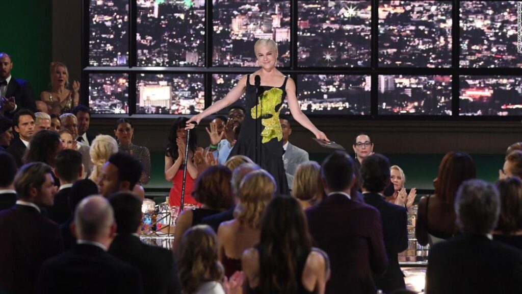 selma-blair-receives-standing-ovation-at-the-emmys