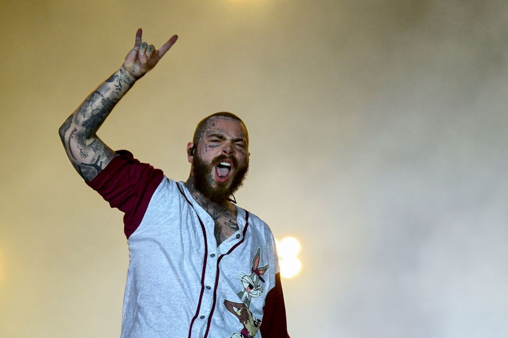 post-malone-injures-ribs-in-stage-fall,-powers-through-to-finish-st.-louis-show