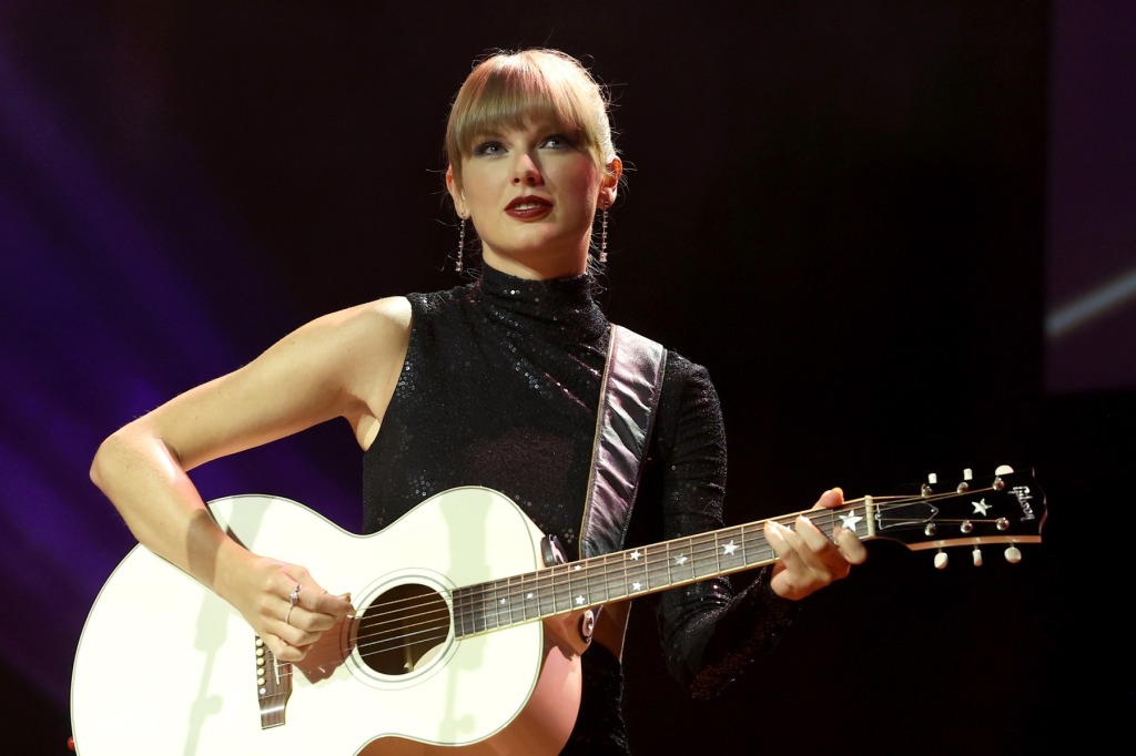 taylor-swift-reveals-new-song-title-‘mastermind,’-sings-10-minute-‘all-too-well’-at-surprise-nashville-appearance