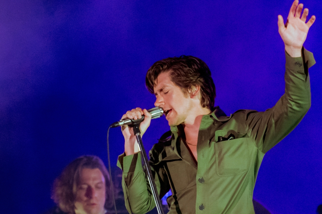 arctic-monkeys’-alex-turner-moonlights-as-wedding-singer-for-friends’-first-dance
