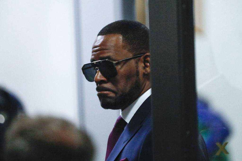 r.-kelly-ordered-to-pay-over-$300,000-in-restitution-to-two-victims