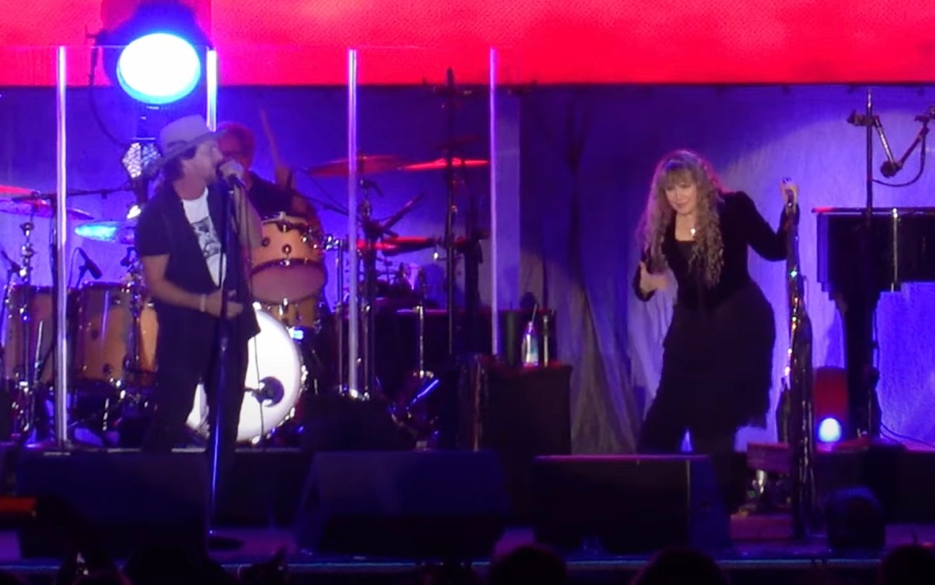 see-stevie-nicks,-eddie-vedder-duet-‘stop-draggin’-my-heart-around’-at-ohana-festival