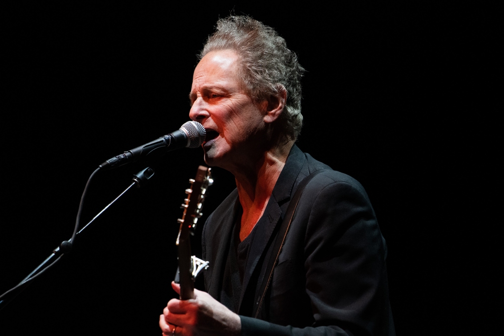 lindsey-buckingham-cancels-remaining-european-tour-dates-over-health-concerns