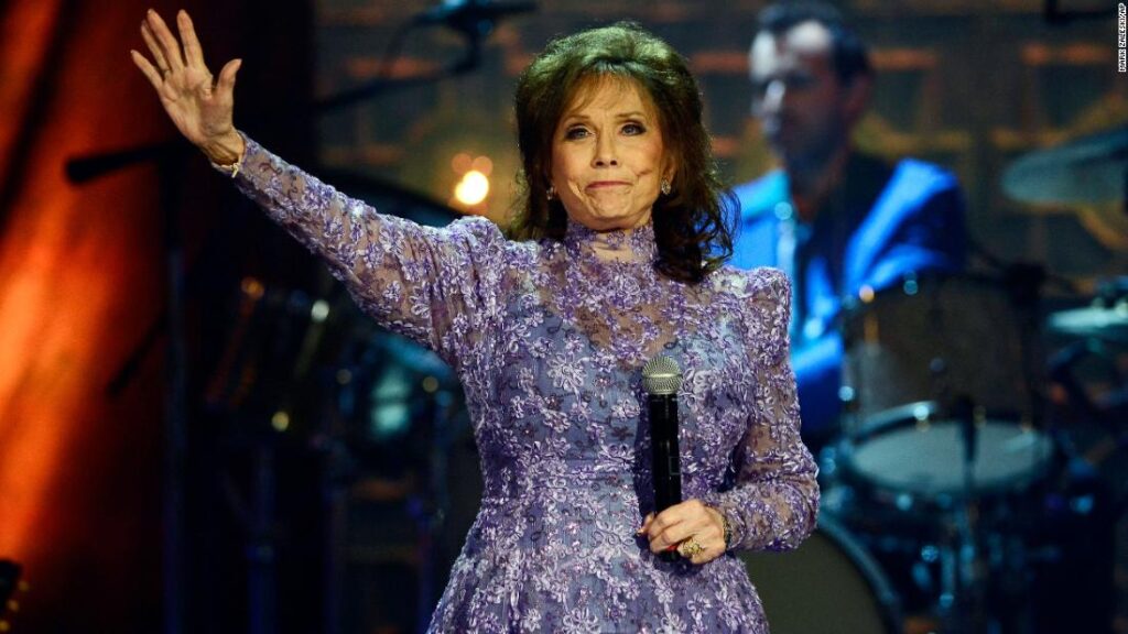 dolly-parton,-martina-mcbride,-and-other-celebrities-react-to-death-of-country-singer-loretta-lynn