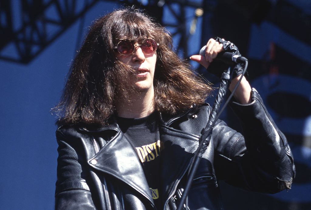 joey-ramone-estate-sells-punk-legend’s-music-publishing-for-$10-million