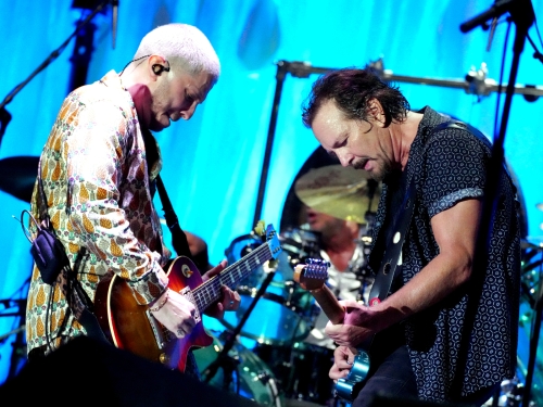 see-eddie-vedder,-earthlings-cover-the-cure’s-‘just-like-heaven’