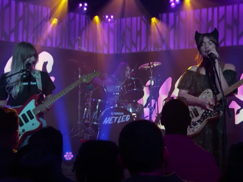 watch-wet-leg-revisit-punk-laced-single-‘chaise-longue’-on-‘kimmel’