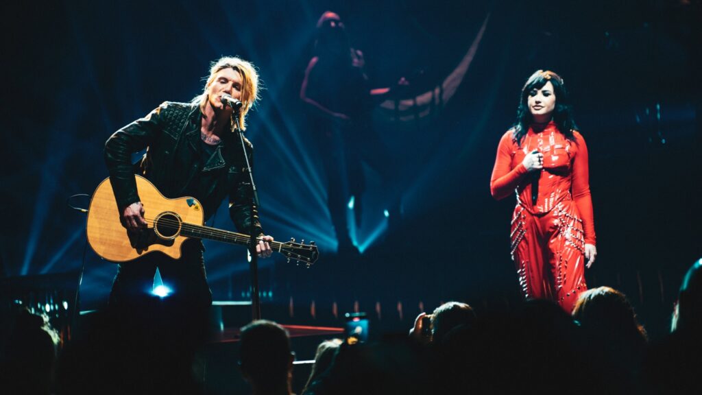 see-demi-lovato-perform-goo-goo-dolls‘-’iris’-with-john-rzeznik-at-new-york-concert