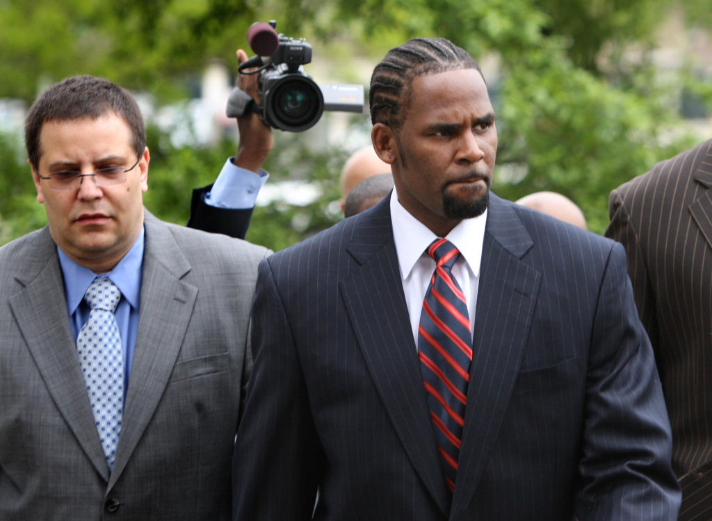 r.-kelly’s-former-business-manager-seeks-$850,000-in-legal-fees-after-acquittal