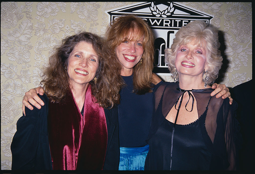 carly-simon-‘filled-with-sorrow’-after-sisters-die-one-day-apart