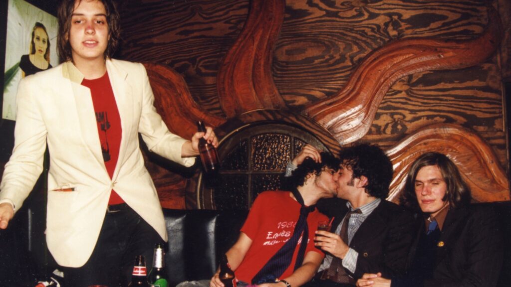 the-strokes-tackle-nerves-as-they-take-over-the-uk.-in-new-‘meet-me-in-the-bathroom’-clip