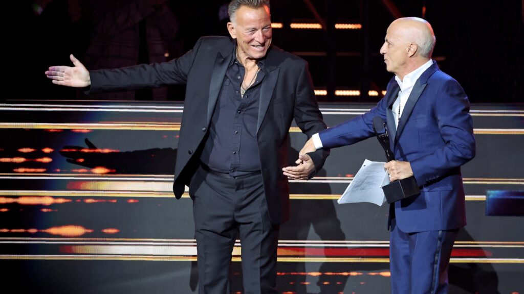 bruce-springsteen-inducts-jimmy-iovine-into-rock-hall:-‘a-visionary-executive-who-never-took-off-his-fan-shoes’