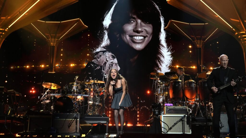 olivia-rodrigo,-sara-bareilles-salute-carly-simon-during-rock-hall-of-fame-induction