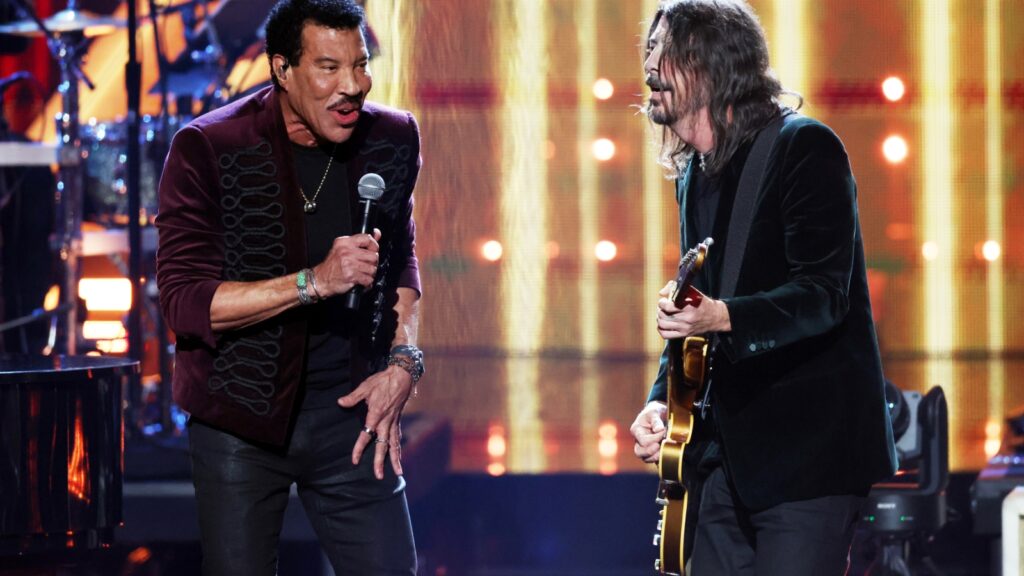 the-lionel-richie-dave-grohl-lovefest-continues-at-rock-hall-of-fame-performance