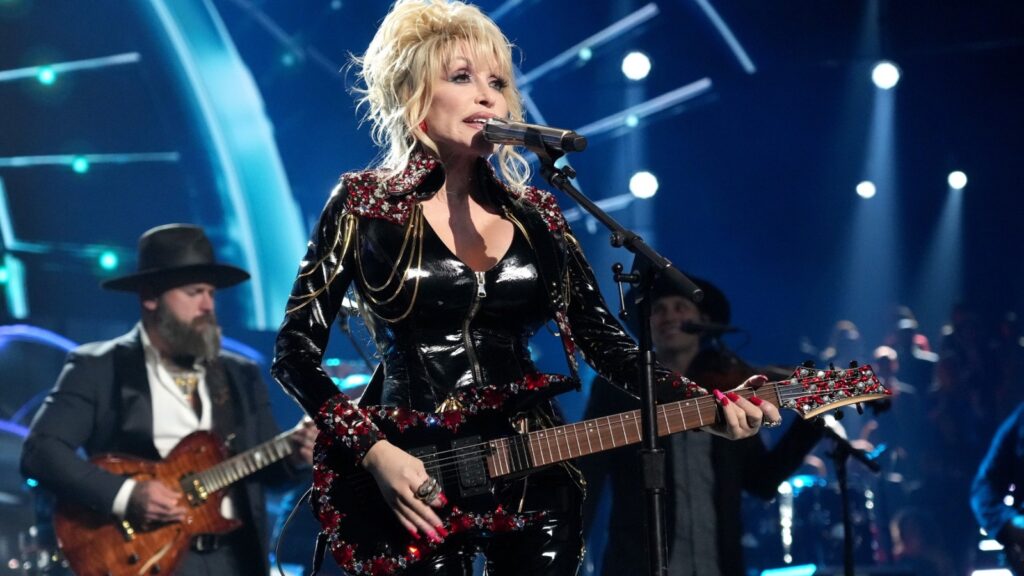 dolly-parton-sings-all-star-‘jolene’-with-pink,-brandi-carlile,-and…rob-halford?!…at-rock-hall-induction