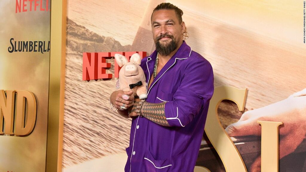 jason-momoa-wasn’t-able-to-take-his-pet-pig-to-the-‘slumberland’-premiere-—-so-he-improvised