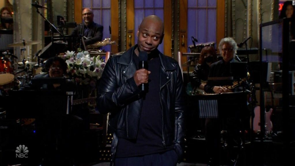dave-chappelle-talks-kanye,-antisemitism-and-trump-in-‘snl’-monologue