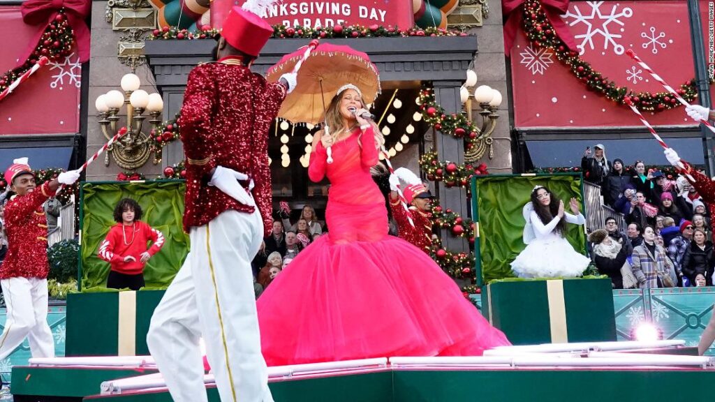 mariah-carey’s-twins-were-the-stars-of-her-thanksgiving-day-parade-appearance