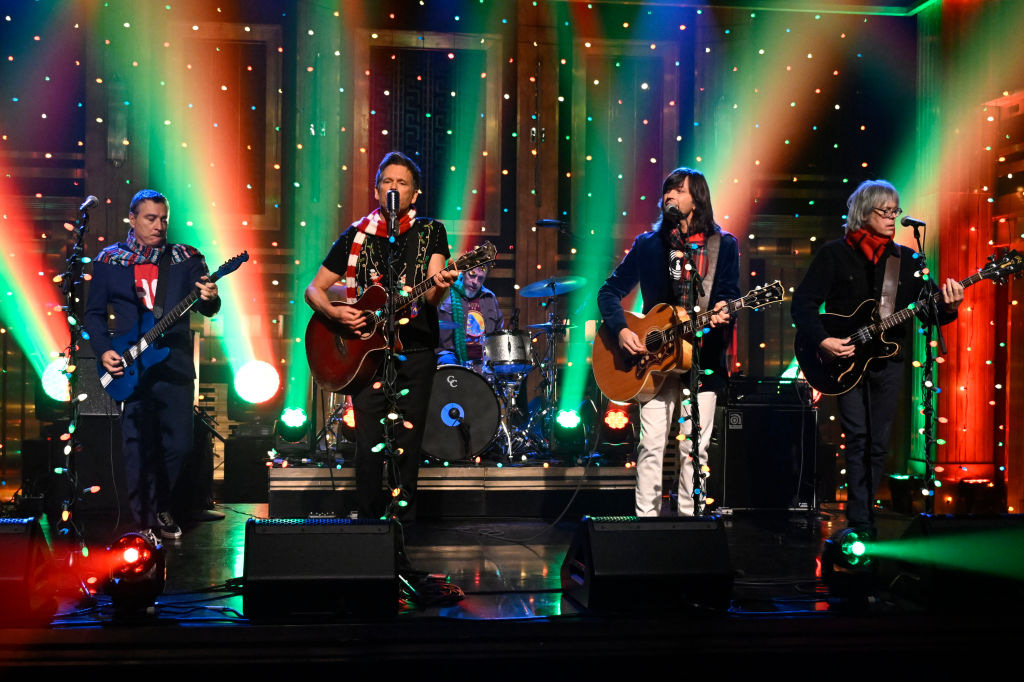 see-kevin-bacon-and-old-97’s-play-their-‘guardians-of-the-galaxy’-christmas-song-on-‘fallon’