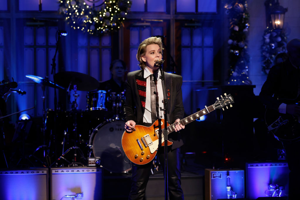 see-brandi-carlile-tell-‘the-story’-in-return-to-‘snl’