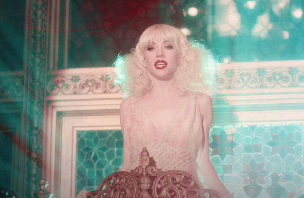 carly-rae-jepsen-takes-the-stage-in-‘surrender-my-heart’-video