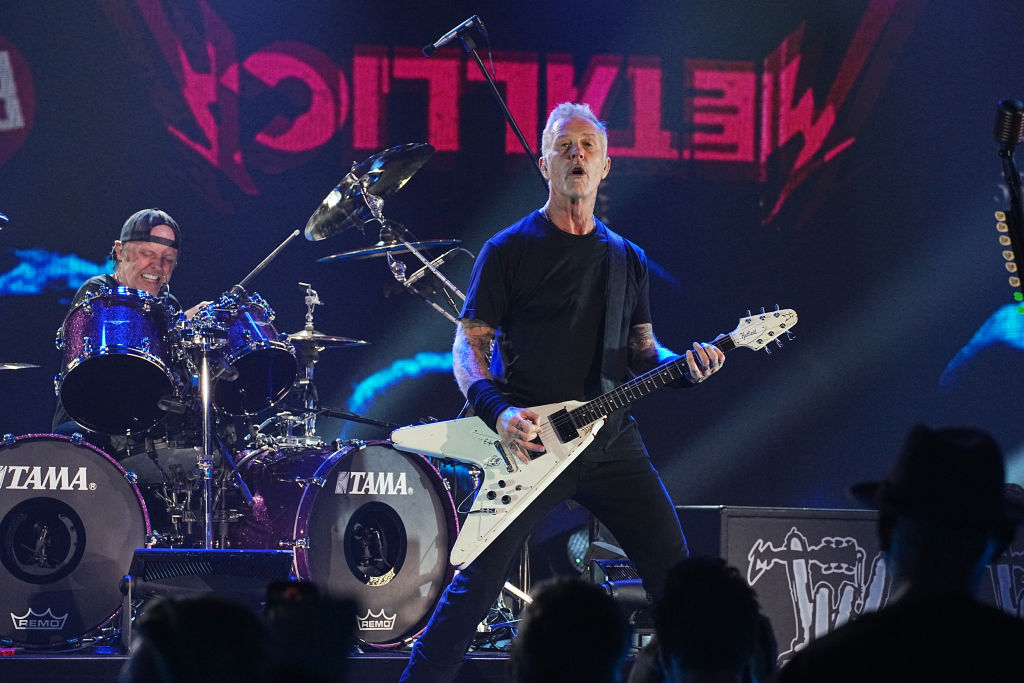 watch-metallica-perform-‘lux-aeterna’-live-for-first-time-at-benefit-concert
