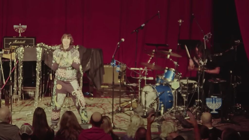 watch-karen-o,-dave-grohl-rock-‘heads-will-roll’-for-hanukkah-sessions