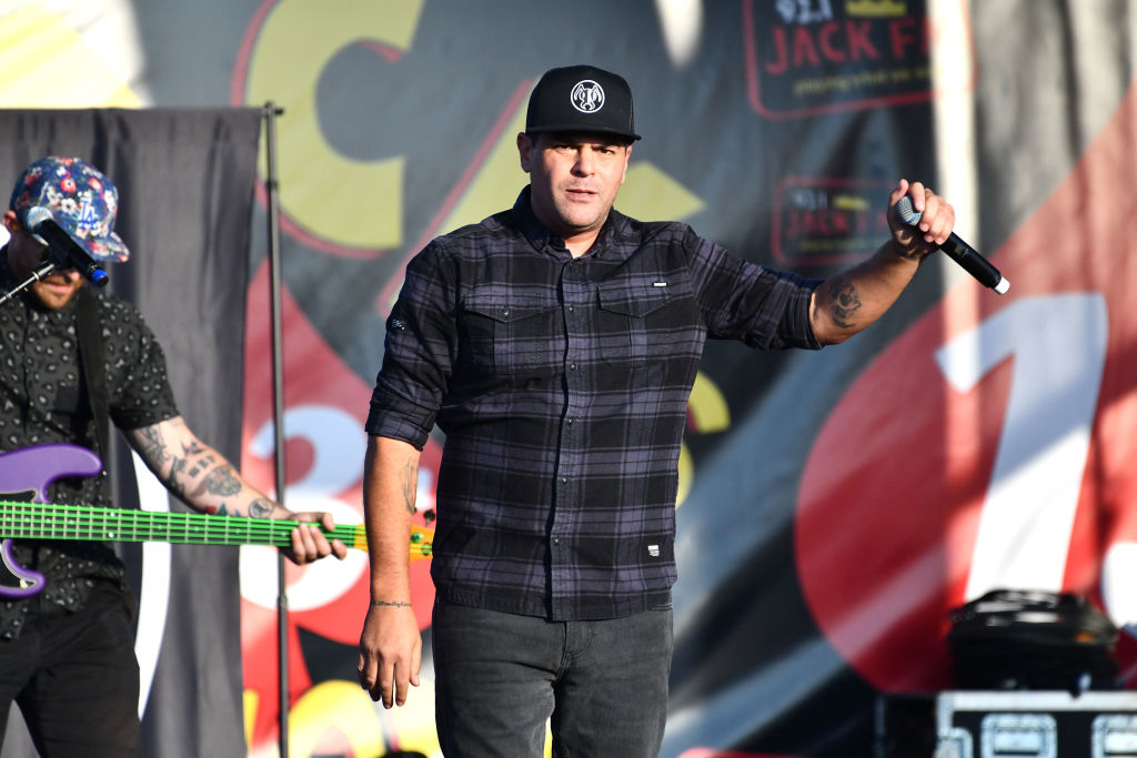 alien-ant-farm-singer-charged-after-touching-his-own-crotch-with-fan’s-hand