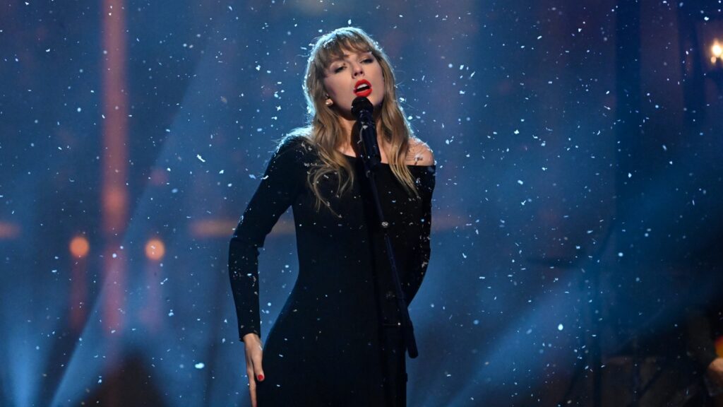 taylor-swift-performs-‘anti-hero’-for-first-time-at-the-1975-show