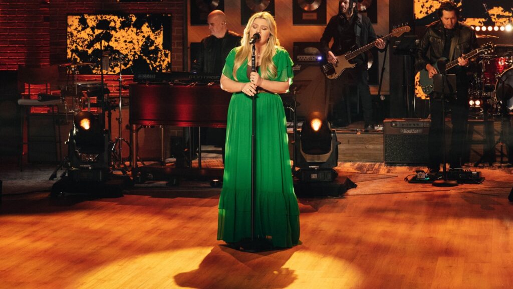 kelly-clarkson-croons-‘you-should-probably-leave’-in-chris-stapleton-cover