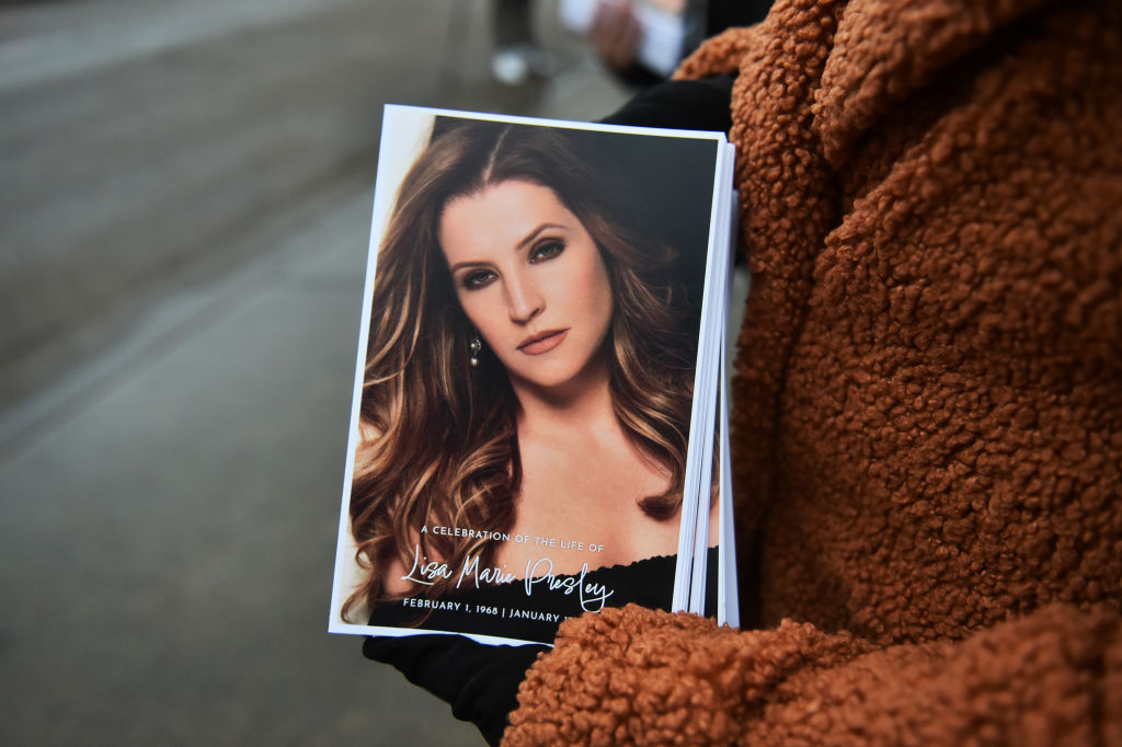 priscilla-presley,-riley-keough-share-emotional-tributes-to-lisa-marie-at-graceland-memorial