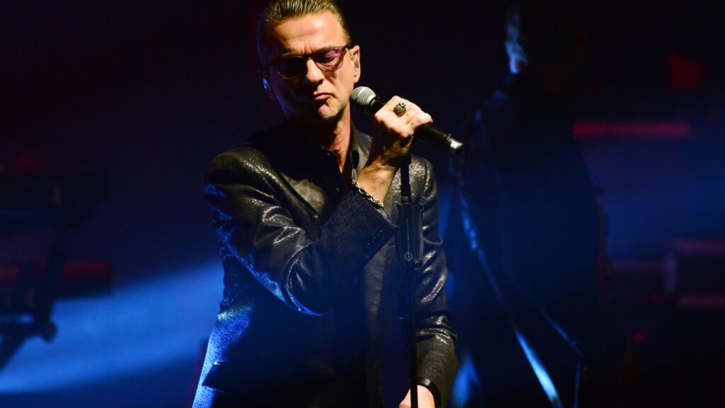 depeche-mode’s-dave-gahan-injects-some-industrial-grit-into-the-raveonettes‘-‘chains’