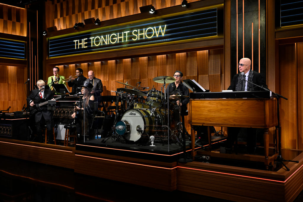 see-paul-shaffer-make-one-night-only-return-to-late-night-on-‘fallon’